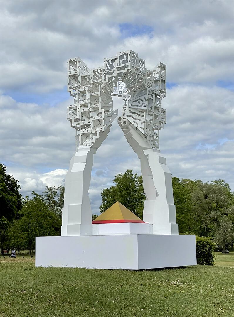 Joe Neill UntitledSignal 2019Sculpture plastique 300x150x150 cm
