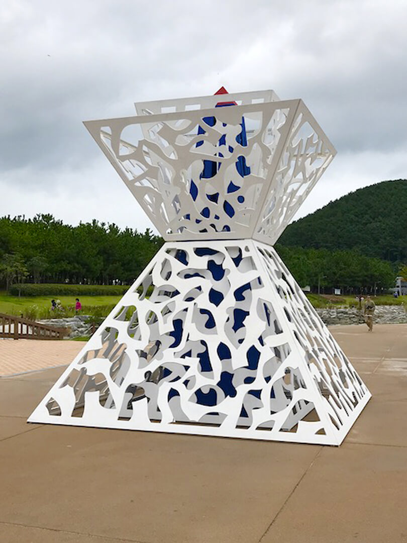 Joe Neill SeascapeBusan 2017 Sculpture en bois exposee en Coree 500x400x400 cm